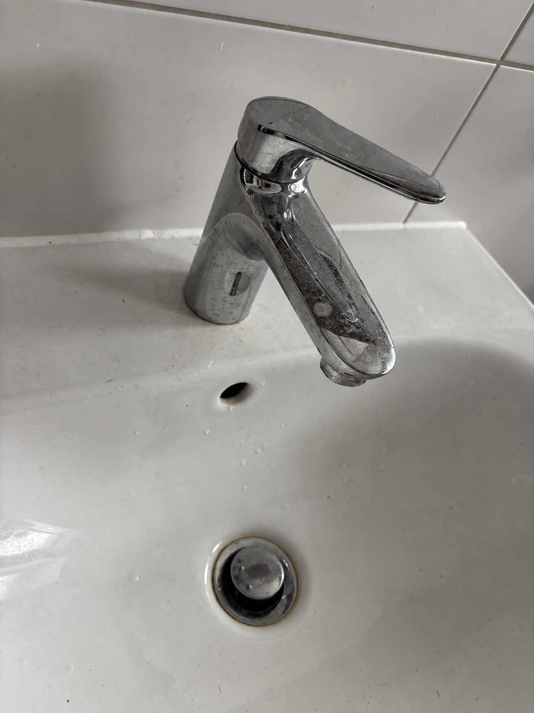 Vorher: Waschbecken & Armatur