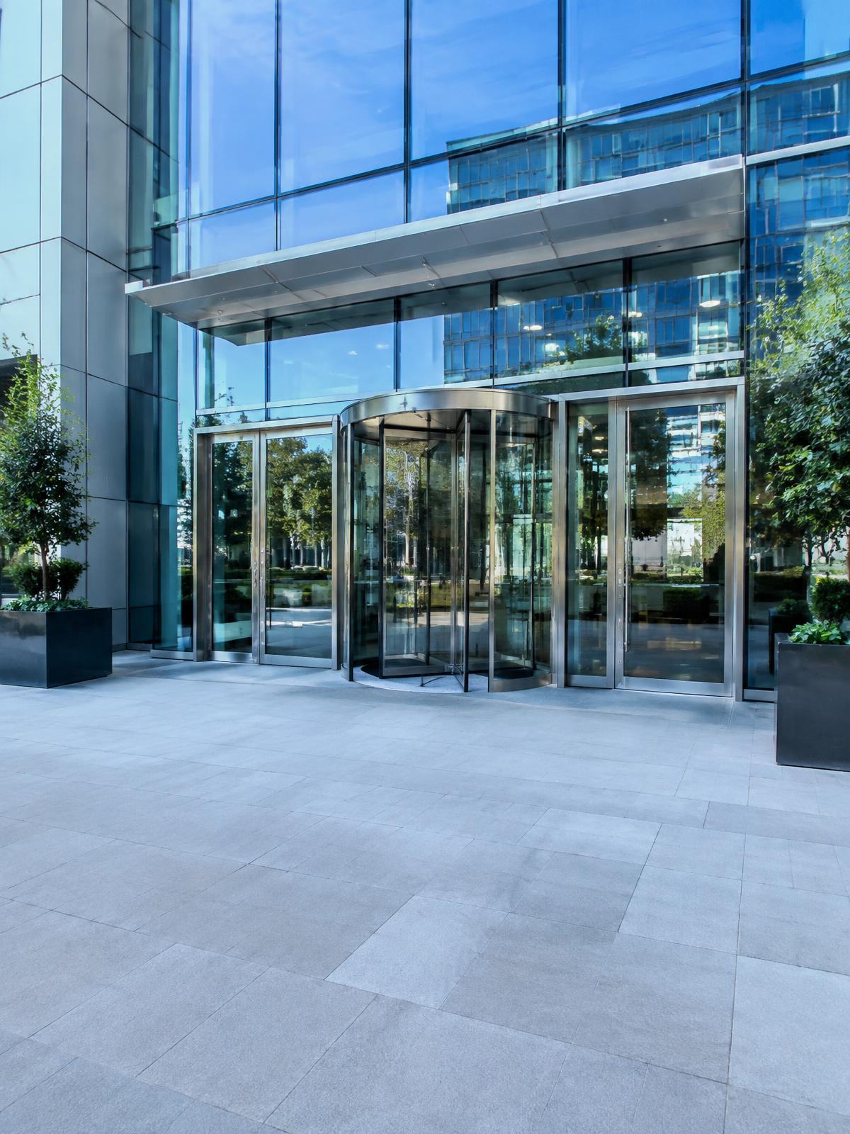 Moderner Gewerbeeingang mit Glasfront