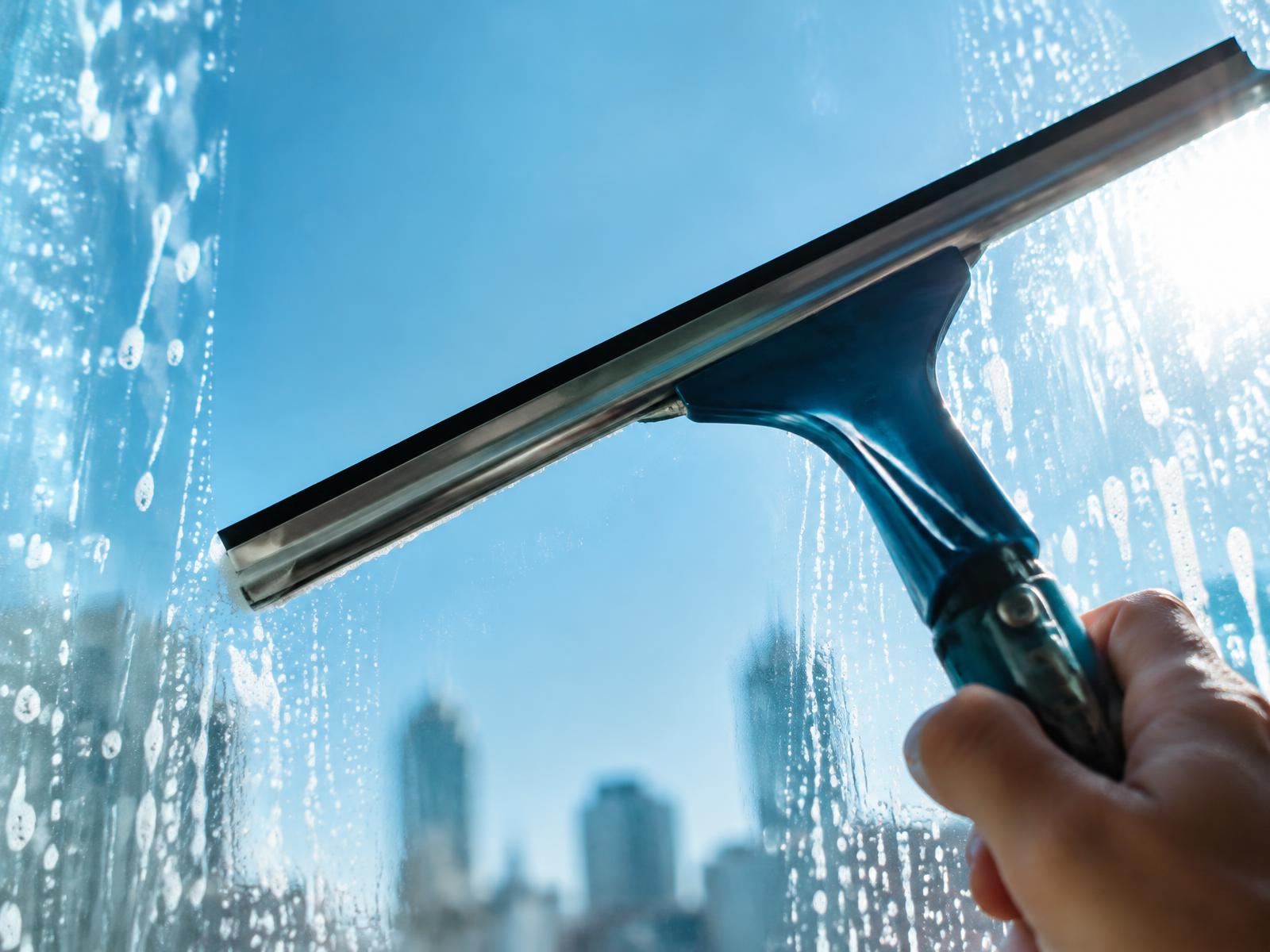 Abzieher entfernt Wasser streifenfrei von einer Glasscheibe