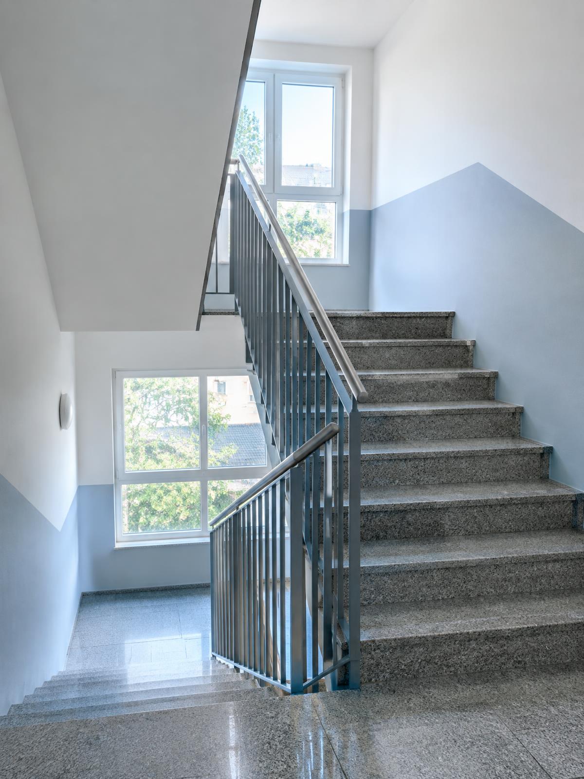 Sauberes, helles Treppenhaus